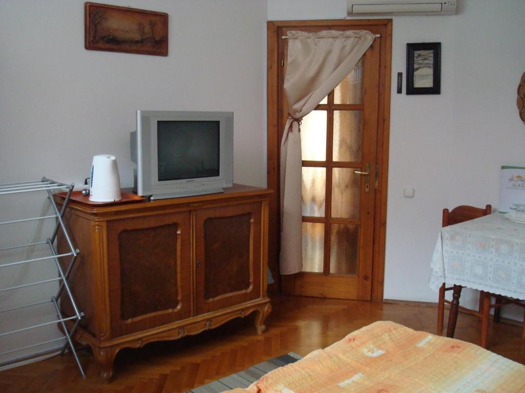Vincze Vendeghaz Apartment Eger Phòng bức ảnh